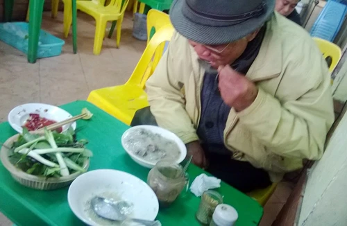 Dịch bệnh rình rập, tiết canh vẫn đắt hàng 