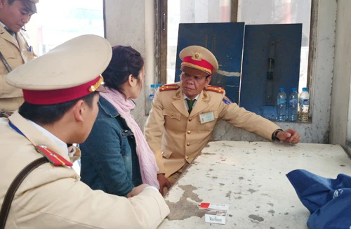 CSGT cứu cô gái định nhảy cầu Chương Dương tự tử