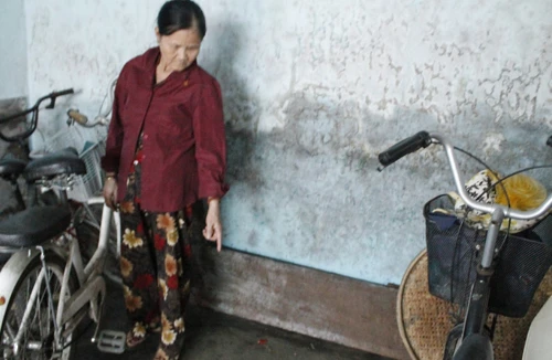 Căn nhà bị hai ngôi mộ "ám" khiến người trong nhà "ba hồi tỉnh, một hồi say"