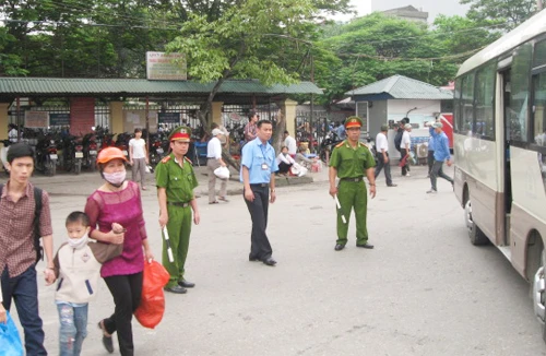 Làm sạch bến xe 