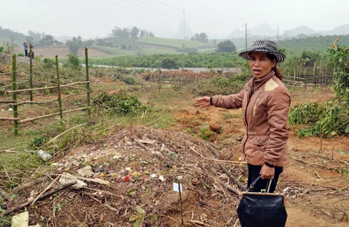 Đình chỉ một cán bộ cho san ủi nghĩa địa của dân