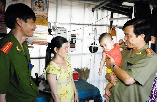 Mẹ sẽ kể con nghe các chú công an đã khổ thế nào để con được về với mẹ