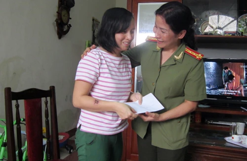 Thăm hỏi CBCS nữ bị đối tượng nhiễm HIV cắn