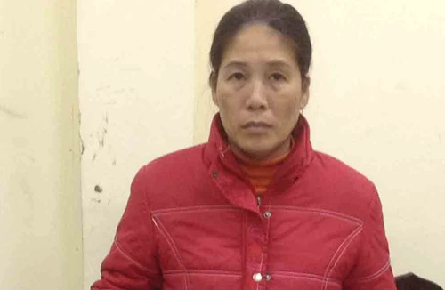 Người giúp việc ôm cả mớ đồ bỏ trốn