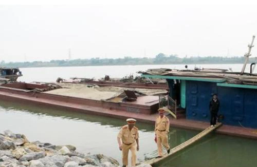 Khởi tố 8 “cát tặc” rút ruột sông Hồng