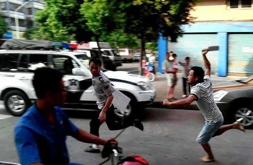 Đuổi chém nhân viên quản lý đô thị giữa phố