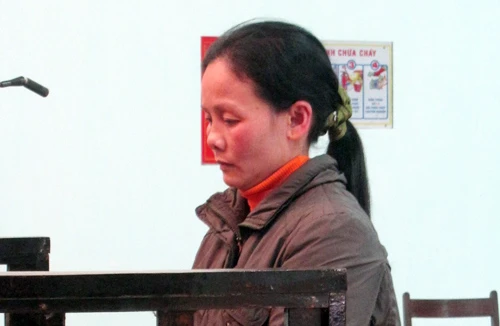 Lật mặt “bà trùm” dùng “con nuôi” đưa hàng tỷ đồng tiền giả qua biên giới bằng… đế dép