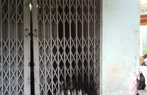 Khoá trái cửa nhà - Để sát người yêu