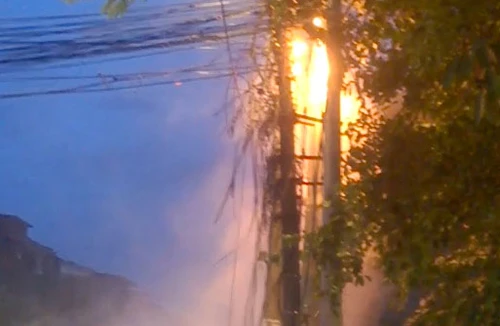 Mớ cáp trên phố Phạm Ngọc Thạch bốc cháy