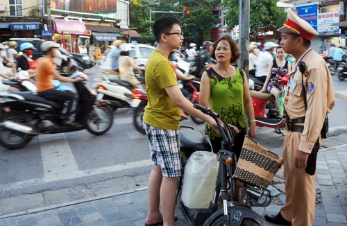 Vừa làm vừa giải thích cho dân hiểu