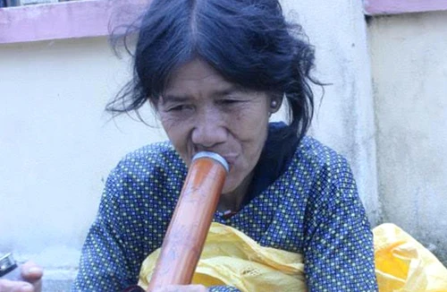 Những chuyện hài hước tại ngôi làng đàn bà hút thuốc lào để kén chồng