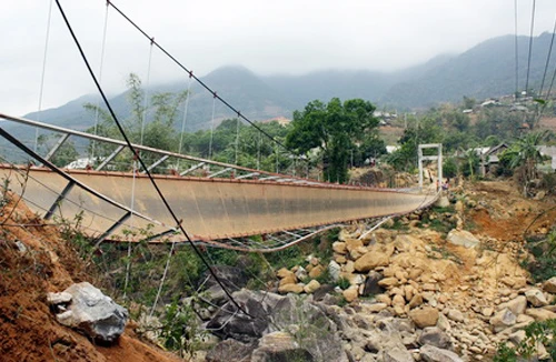 Trụ cầu Chu Va 6 bằng bê tông hay gạch?