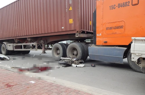 Xe container “đè bẹp” xe Dream