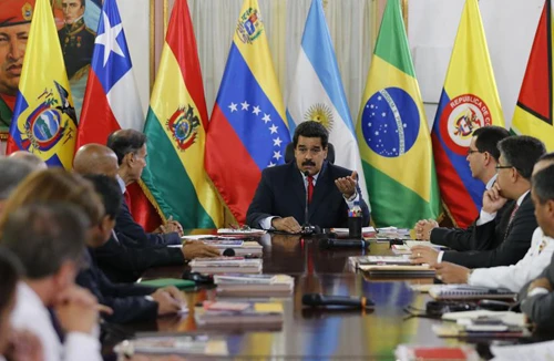 Trong ngoài bắt tay