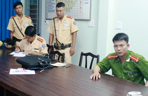 Giả cán bộ kiểm tra... cảnh sát giao thông