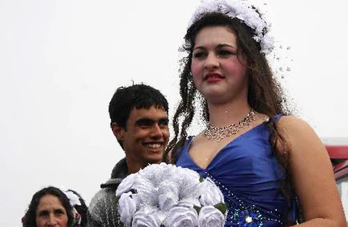 Đi hội chợ “sắm” cô dâu 