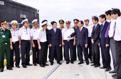 Bí thư Thành ủy Phạm Quang Nghị thăm tàu ngầm Hà Nội