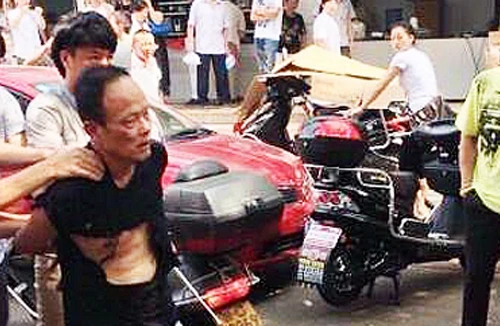 Trung Quốc: Mang bom tự chế tấn công đồn cảnh sát