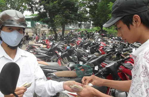 Mệt mỏi vì lạm thu phí