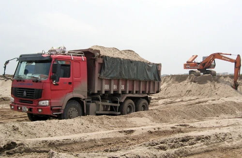 Dưới sông quyết liệt, trên bờ dửng dưng