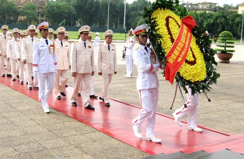 Lãnh đạo Đảng, Nhà nước, Bộ Công an tưởng niệm các anh hùng liệt sỹ