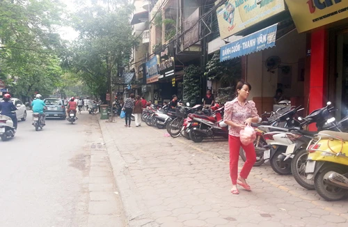 Sắp xếp xe trên vỉa hè, sát tường, quay đầu vào trong: Vừa an toàn, lại thông thoáng 