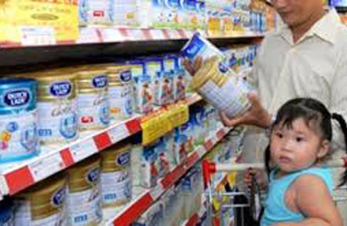 Giá sữa như con ngựa bất kham: Thương quá, các cháu các em