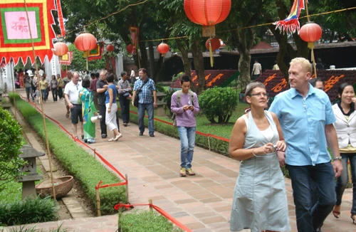 Loạn hướng dẫn viên nước ngoài hành nghề chui