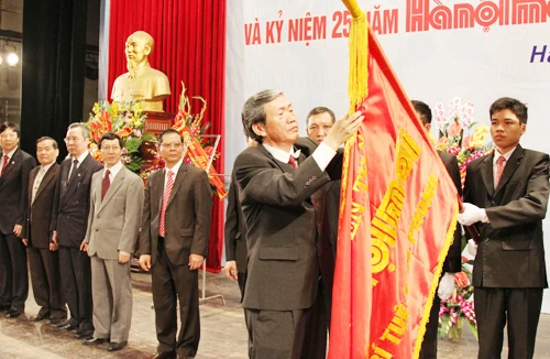 Báo Hànộimới đón danh hiệu Anh hùng Lao động