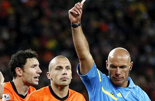 Trọng tài bị “soi”