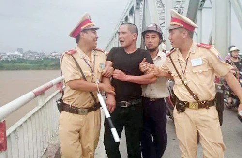 Chán đời, lên thành cầu “hóng mát”