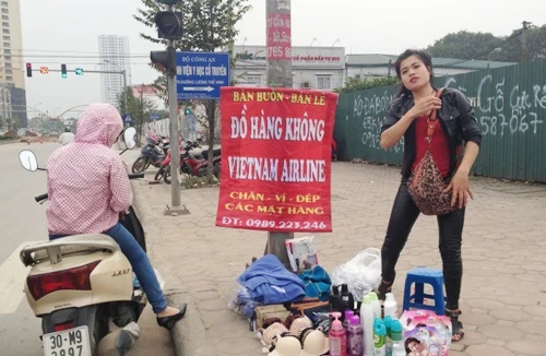 Hàng “xách tay” bày đầy trên phố