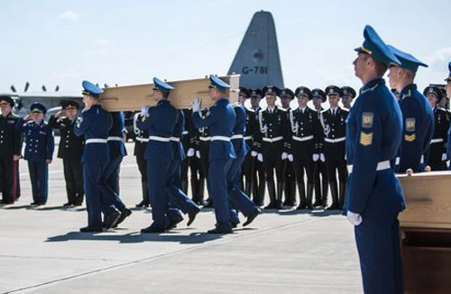 Hà Lan đón nhận những thi thể nạn nhân MH17 đầu tiên