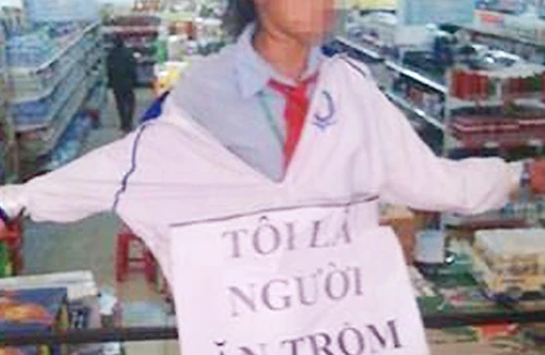 Bắt giữ, trói treo biển làm nhục cháu bé ăn trộm sách phạm tội gì?