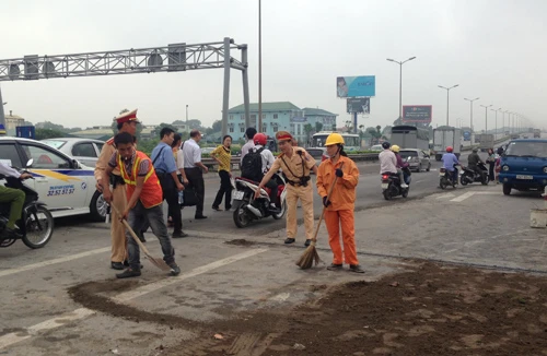 Bị xe Container đâm, xe tải lật ngang giữa cầu