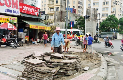 Vỉa hè kém chất lượng: Ai chịu trách nhiệm về sự lãng phí?