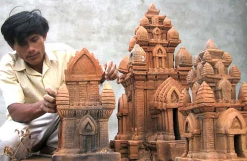 Người “thổi hồn” vào tháp Chàm