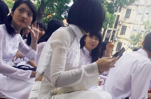 Khi học sinh làm đẹp quá đà