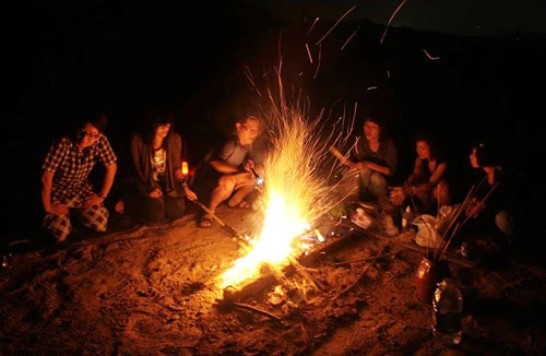 “Tiệc nướng” giữa lòng sông Hồng