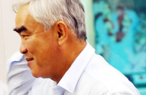 Không dễ dùng tiền đổi lấy thành công