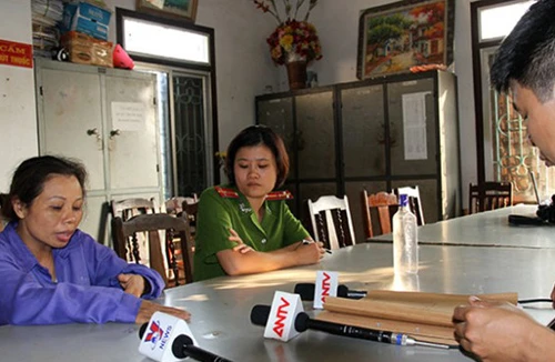 Nhét cả chai rượu vào miệng làm gãy 4 răng của cháu bé 2 tuổi