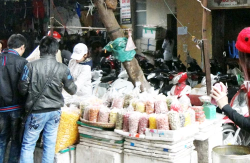 Cảnh giác với bánh kẹo bán cân