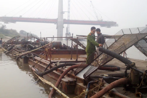 Bắt tàu “cát tặc” sát cầu Nhật Tân