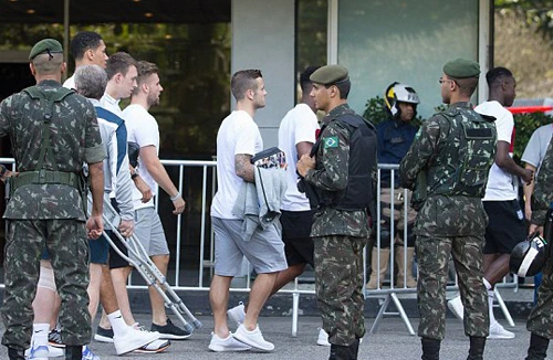 ĐT Anh được bảo vệ như nguyên thủ