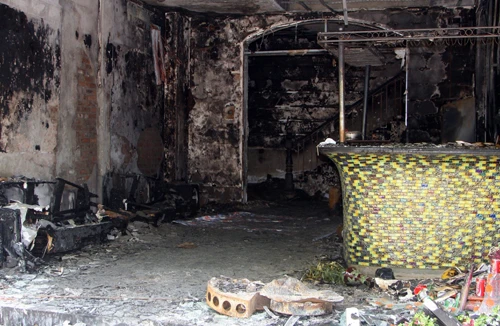 Cháy do chập điện, nhân viên dùng nước dập