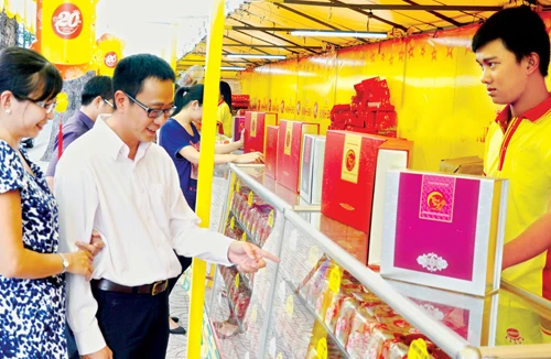 Bánh Trung thu 2014: Mẫu mới, giá tăng