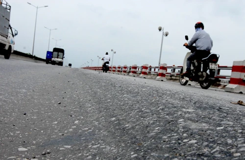 Càng quản chặt, đường càng... lún?