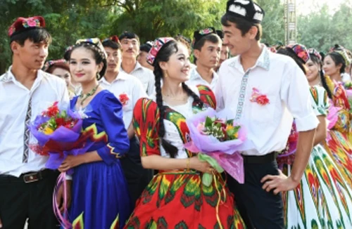 Tân Cương khuyến khích người dân tộc thiểu số cưới người Hán