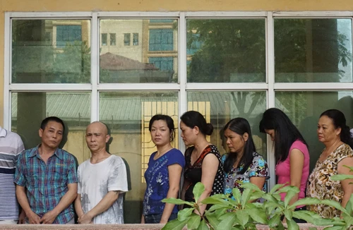 Ổ bạc tại nhà, chứa cả tù tha