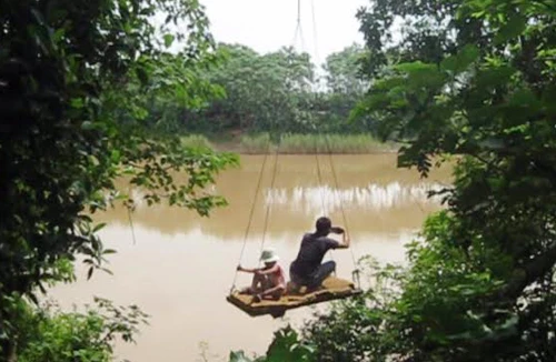 Qua sông như… làm xiếc, UBND xã chỉ biết… nhắc nhở